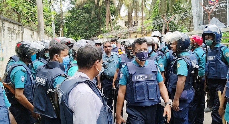 বরিশালে মেয়রের বাসায় অভিযানের প্রস্তুতি নিয়ে ফিরে এলো পুলিশ